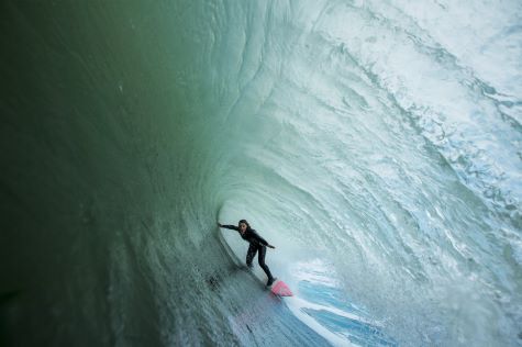 Bianca Valenti surfs